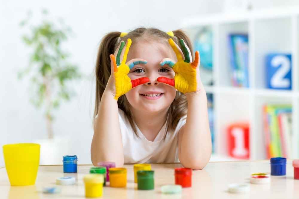 Dziewczynka bawiąca się przy biurku dla dzieci