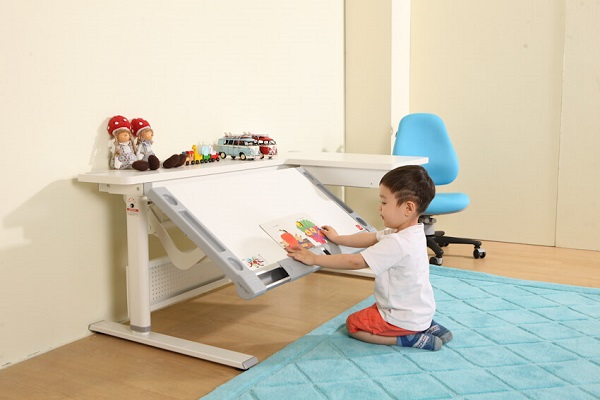 Regulowane biurko dla dziecka – jak pomaga w rozwoju i zdrowiu?
